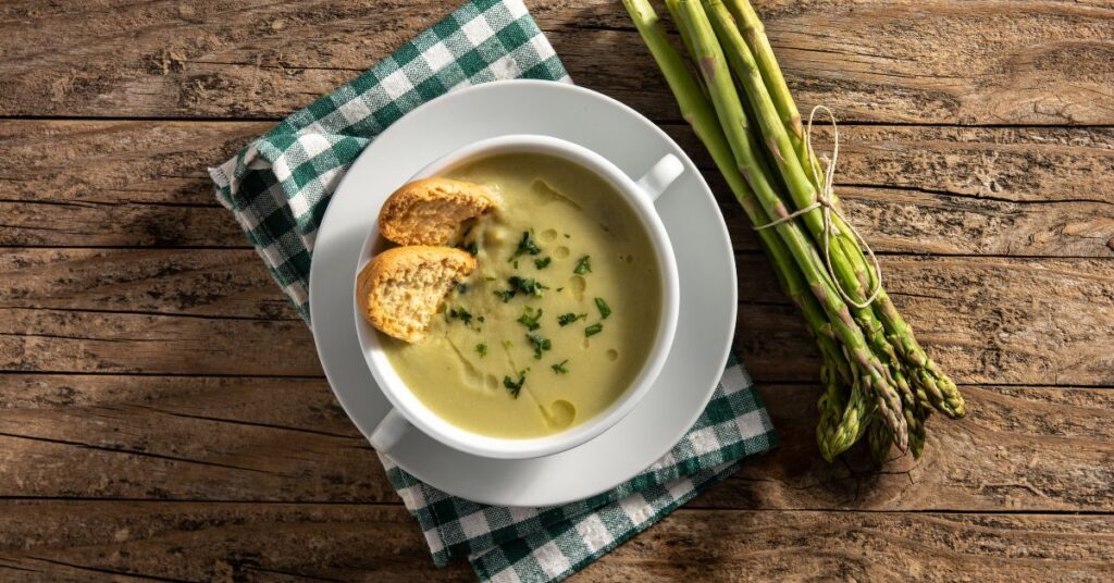 Grønne asparges gazpacho