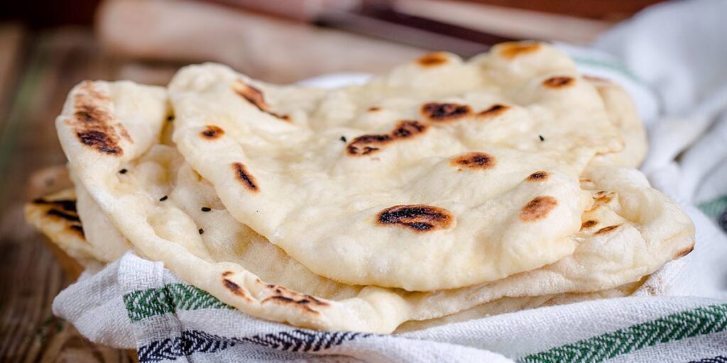 Naan brød bagt i tandoor